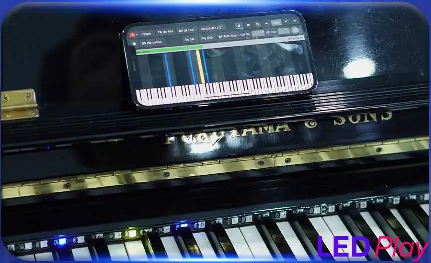 Người dùng LED Piano chỉ việc đánh các nốt theo vị trí đèn Led sáng lên