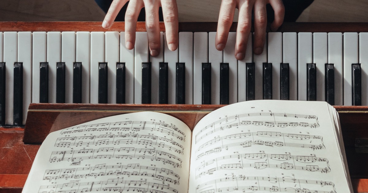 Luyện chơi đàn piano mỗi ngày sẽ giúp người học được lợi ích nhiều mặt.